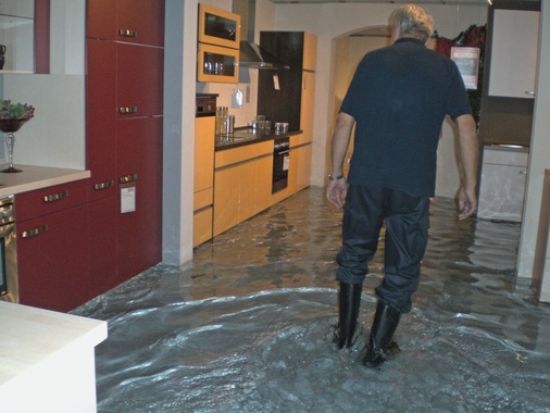 Hier schaffte es der Notüberlauf des Vorrats­behälters nicht, die Wassermengen abzuleiten — ein Möbelhaus wurde geflutet - © GEP Industriesysteme
