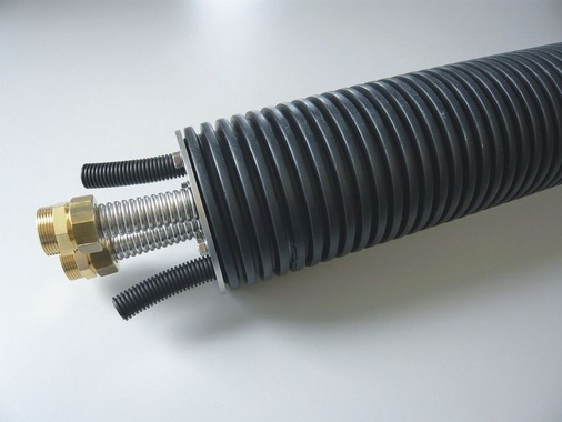 Erdverlegte Komplettlösung für den Anschluss von außenaufgestellten Luft-/Wasser-Wärme­pumpen von Aeroline