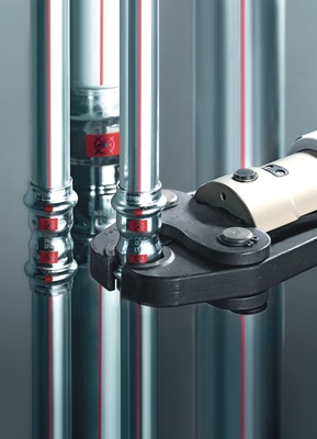 Das Prestabo-Rohrleitungssystem von Viega steht ab sofort durchgängig von 12 bis 108 mm zur Verfügung
