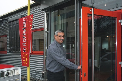 Wer den SHK-Betrieb von Wolfgang Hofmann in Untereisesheim betritt, gelangt in eine rund 80 m² große Ausstellung, in der vor allem Heizsysteme präsentiert werden