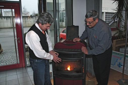Wolfgang Hofmann bezeichnet sich als ein Verfechter von Pelletanlagen, die er in seiner Ausstellung auch in Betriebszustand vorführen kann