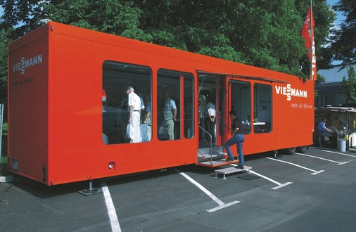 Bei der Eröffnung des Betriebsgebäudes eines Ölhändlers, nutzte der SHK-Betrieb Hofmann dort zur Heizkesselberatung einen Ausstellungs­container von Viessmann, der sich zum Besuchermagnet entwickelte