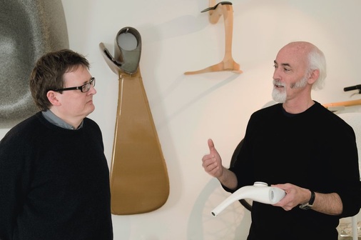 Ross Lovegrove (r.) und SBZ-Redakteur Frank A. Reinhardt verbindet die Begeisterung für innovatives Design