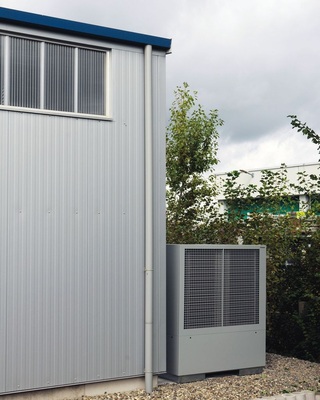Die neuen LA-TU Luft/Wasser-Wärmepumpen (9—40 kW) von Dimplex können auch direkt an der Hauswand platziert und dort mit dem Heizkreislauf verbunden werden