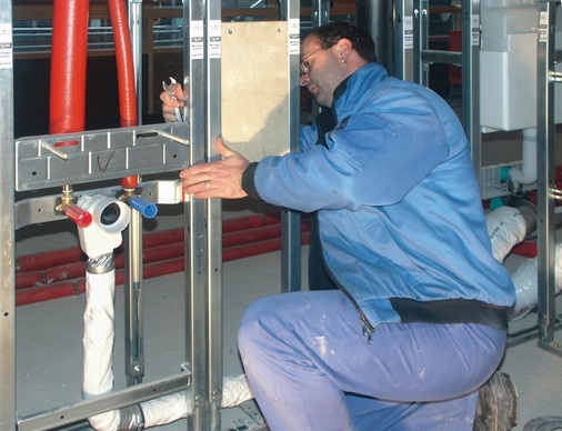 Jens Döhnert, bauleitender Monteur des ausführenden Installationsbetriebes, beim Justieren eines WT-Elementes