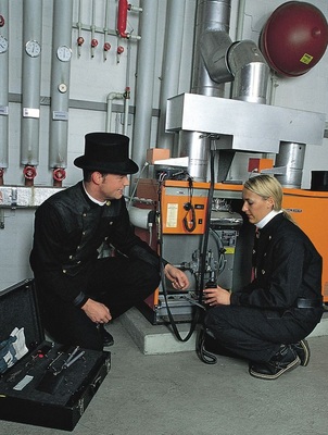 Laut Schornsteinfegergesetz sind Reinigungs- und Wartungsarbeiten an Feuerstätten durch einen BSM nur im eigenen Kehrbezirk ausgeschlossen. Der BSM (mit Handwerksrolleneintrag im Installations- und Heizungsbauerhandwerk) kann schon jetzt Wartungsarbeiten an Feuerstätten außerhalb seines eigenen Kehrbezirkes anbieten