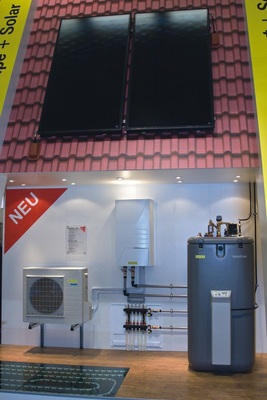 Die HeatPumpSolarUnit von Rotex besteht aus einer Luft/Wasser-Split-Wärmepumpe mit Kühlfunktion und dem Schichtspeicher HybridCube mit 500 l Inhalt. Die HPSU lässt sich mit einer Rotex Solaranlage kombinieren