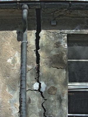 Altstadt von Staufen im Breisgau: Manche Risse an den Gebäuden in der Nähe des Sondenfelds sind bereits armbreit