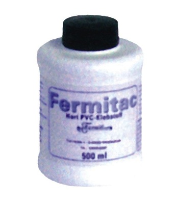 Der Fermitac-Klebstoff verbindet PVC-Rohre und ist nach einer Stunde ausgehärtet