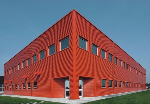 In den drei Ebenen des Cubo Rosso sind die Haustechnik, die Labo­ratorien sowie Forschungs- und Demonstrationsräume untergebracht