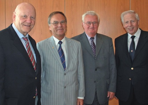 Auch aus der Arbeit der Bundesfachgruppen berichteten (v.l.): Günter Kliewe (Behälter und Apparatebauer), Rainer Schaefer (Klempner), Hans-Joachim Klose (Ofen + Luftheizungsbauer) sowie Rolf Richter (Sanitär Heizung Klima)