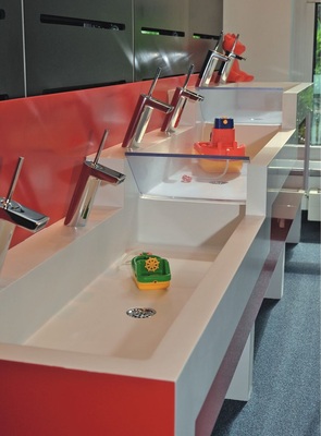 Innovative Produkte für Deutschlands Kindergärten: Bequem zum Hände waschen aber auch toll zum Spielen ist die mehrstufige Keramag-Waschrinne