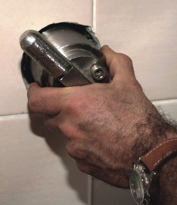 2 Mithilfe des Steckschlüssel-Systems ließ sich der alte Zähler leicht herausschrauben