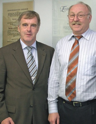 Walter Schick, Inhaber der Installationsfirma Leichum (r.), bekam von Werner Rappold, Werksvertretung Prüfer & Rappold, im Jahr 2003 seinen ersten Allmess MietService-Auftrag vermittelt