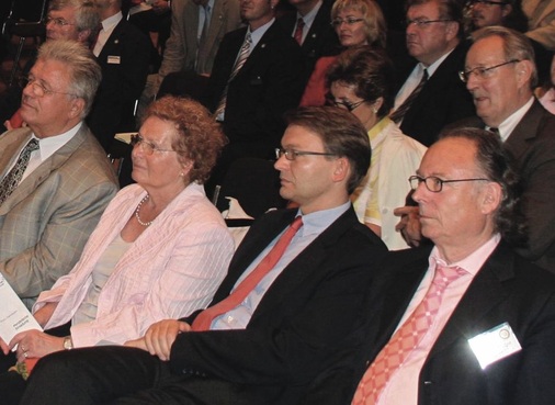 Folgten Aufmerksam dem interessanten Programm (v. l.): ZVSHK-Präsident Werner Obermeier mit Ehefrau, Elmar Esser (neuer ZVSHK-Hauptgeschäftsführer) und Rolf Rieblinger, Obermeister der gastgebenden Innung