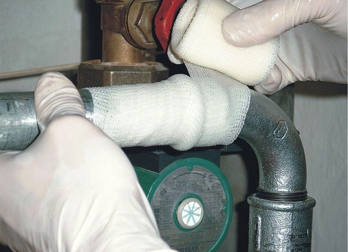 Kleinere Leckstellen können noch mit der Dichtbandage abgedichtet werden. Für größere Leckagen wie Löcher oder Ausbrüche empfiehlt sich allerdings der Einsatz des Friko Dichtspachtels