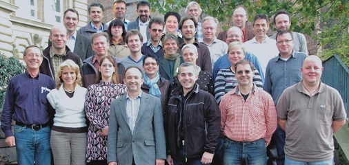 Das aktuelle Kollegium der Heinrich-Meidinger-Schule in Karlsruhe unter Leitung von Lothar Walter (vorne, 4.v.l.) bietet ein breites Schulungsspektrum an