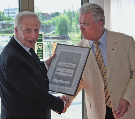 Zehn Jahre leitete er die Bufa SHK: Goldene Ehrenmedaille für Rolf Richter (links), überreicht vom neuen ZV-Präsidenten Werner Obermeier