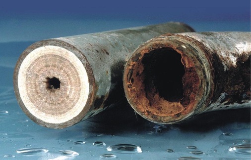 Wasser ist nicht gleich Wasser — zumindest nicht was die Wasserhärte betrifft: Hartes Wasser ist sehr kalkhaltig, während weiches Wasser Korrosio­nen begünstigen kann