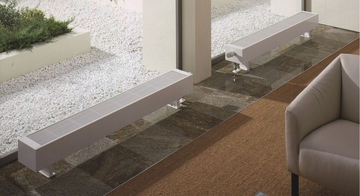 Bei bodentiefen Fenstern beugen Konvektoren gut dem Beschlagen der Scheiben entgegen