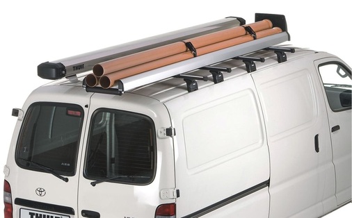 Gummilaschen mit Zahnprofil sind beim Trägersystem von Thule ­Professional griffbereit, um die Fracht binnen Sekunden sicher arretieren zu können