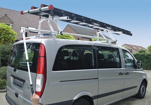 Der Leiterträger des belgischen Anbieters Primedesign für die Einmann-Bedienung lässt sich auch mit einem Hochdach-Transporter kombinieren - © Foto: Primedesign
