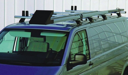 Zeitgemäße Langgutsysteme, hier im ­Sortiment von Modul-System, zeichnen sich durch eine Prallplatte aus, damit Stangen­ware auch beim Crash nicht nach vorne schießt