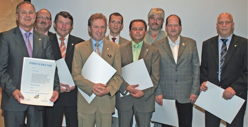 Bekamen die silbernen Ehrennadeln des Fachverbandes überreicht: (v.l.) Horst Fischer, Walter Frank, Walter Grötzinger, Christian Wangart, Alexander Kotz, Arno Müller, Uwe Gross, Peter Maier und Alfred Schulz
