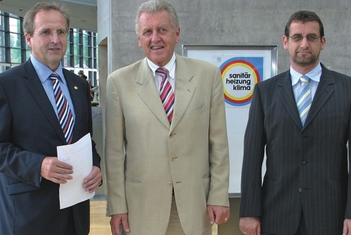 Verbandstag bedeutet auch Zeit für ­Gespräche (v.l.): Hauptgeschäfts­führer Dr. Hans B. Klein, Wirtschaftsminister Erwin Pfister und Bernd Simon, Obermeister der gastgebenden Innung Tuttlingen