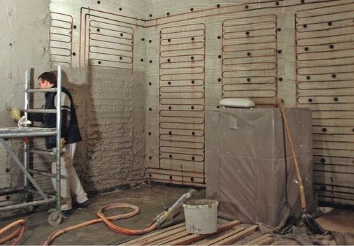 Die „Hypoplan“-Wandheizungselemente haben eine geringe Aufbauhöhe, so dass sie in bau­übliche Putzstärken von 17 bis 20 mm eingebettet werden können