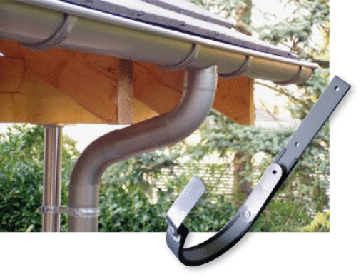 Halter-Blenden verdecken die Rinnenhalter dieser vorbewitterten Titanzink-Rinne