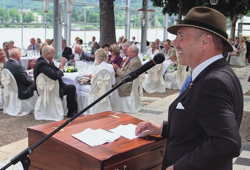 ... und kann dort auch gleich seinen neuen Jagdhut aufsetzen, den er von Dr. Martin Viessmann überreicht bekam. Seiner Passion als Jäger möchte sich von Bock und Polach nun häufiger widmen