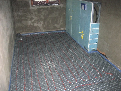 Die Wabenplatten werden über ein Biegelaschensystem kraftschlüssig miteinander verbunden, anschließend wird das Heizrohr zwischen die Stahlprofile eingezogen