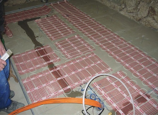 Der Heizleiter ist auf dem formstabilen Mattensystem in 50 mm ­Abständen verlegt. Die korrekte Anordnung des Heizelements ­gewährleistet eine gleichmäßige Wärmeverteilung