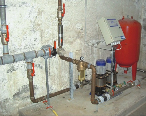 Das Wasserbehandlungsgerät Permasolvent Aktiv PT-S 32 E wurde in die zentrale Kaltwasserzuleitung des Gebäudes ­installiert