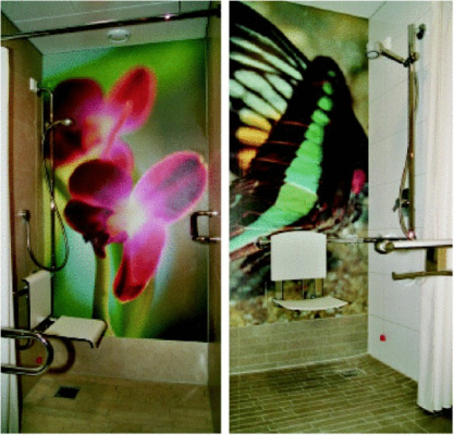 Das Vorurteil, barrierefreie Bäder müssen hässlich sein, sitzt tief. Hier ein ­Gegenbeispiel: Überdimensionale Blumen- und Schmetterlingsmotive verleihen diesen ­Bädern einen besonderen Charme.