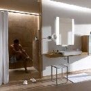 eine schwellenlose Dusche mit Sitzgelegenheit