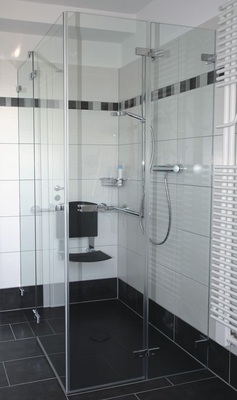 4 Duschbereich ohne Stolperfallen: Die schwellenlose, bodenbündige Duschzone mit maßgefertigter Echtglas-Duschwand (S 707 von Koralle) sowie farblich abgestimmter Duschfläche ­Bettefloor ersetzt die alte Badewanne.