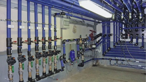 2 Fertig installierte Verteilerinstallation für Parkanlagen­bewässerung (innerhalb des Gebäudes).