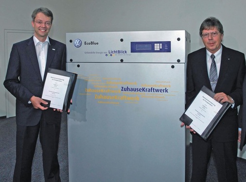 Energieversorger und Autobauer sorgen für großen Medienrummel: Lichtblick und Volkswagen besiegelten eine „Energie-Partnerschaft“ am 9.9.2009 in Salzgitter. Im Mittelpunkt steht das 20-kW-Blockheizkraftwerk, das VW produziert (v. l.): Dr. Christian Friege, Lichtblick-Vorstandsvorsitzender sowie Prof. Werner Neubauer, Vorstand der Marke Volkswagen.