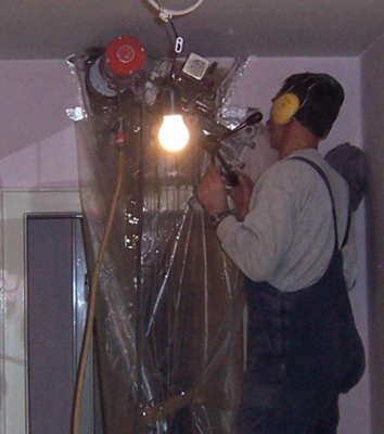 Die Verlegung der Lüftungskanäle vom Lüftungs­gerät in die Wohnräume erfolgte ausschließlich unter der Flurdecke. Die Durchbrüche wurden mit einem Kernbohr­gerät erstellt