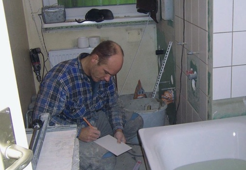 Im Zuge der Gesamtsanierung wurden in den bewohnten Wohnungen auch die Badezimmer renoviert. Das Lischews­ki-Team war während der Sanierungsphase mit den ­Bewohnern auf „Tuchfühlung“