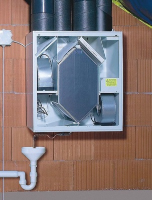 Herz des Lüftungssystems bleibt der Wärmetauscher (hier eine Helios-Zentrale), der maßgeblich zur Erreichung der CO2-Einsparziele beiträgt.