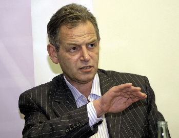 Anton Millner, Vorstandsvorsitzender der Q-Cells AG will seine Produktion nach Asien verlagern, um die Produktionskosten weiter zu senken.