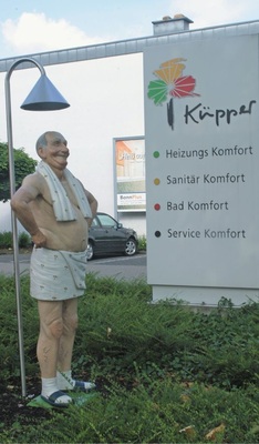 Photovoltaik-Kunden kommen nicht (mehr) von selbst: Marketing und Werbung sind wichtige Instrumente der Kundenansprache, wie Mailings, Verbrauchermessen und Vortragsveranstaltungen etc. Auch auffällige Exponate im Außenbereich des Betriebs, wie die Duschfigur oder das Brennstoff-Tankschild zum Preisvergleich, wecken Neugier und provozieren Fragen bei potenziellen Kunden.