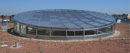 Luftige Eleganz: Teil­transparente Dünnschichtmodule von Schott Solar „schweben“ über der ­Pausenhalle der Grund­schule München-Trudering.