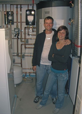 Die Bauherrn Anke und René Marx im Technikraum ihres ­Neubaus: Sie wollten ein umweltfreundliches System zur Energiegewinnung und unabhängig sein von fossilen Energien.