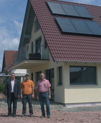 Zur Inbetriebnahme der Anlage ­trafen sich (v. l.): Roth-Fachberater Peter Spielmann, ausführender Installateur Daniel Kern und Roth-Fachberater Energieerzeugung Bernd Steidl.