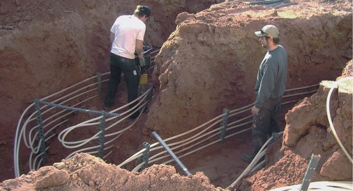 Die Solargeo-Register ­lassen sich je nach verfügbarer Fläche sternförmig oder parallel anordnen. Die Gräben werden danach mit Mutterboden verfüllt und verdichtet, sodass eine stabile Fläche entsteht.