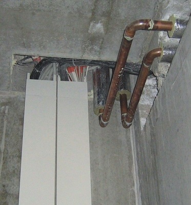 5 Die Heizungsrohrleitungen aus Kupfer sind in den Wand- und Deckendurchführungen mit einer zu kurz geratenen Conlit Streckenisolierung versehen.